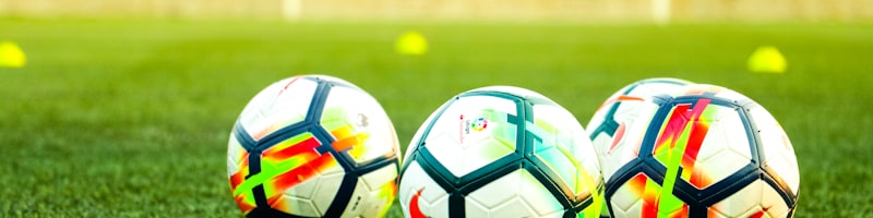 欧洲冠军联赛决赛场景，球员庆祝进球